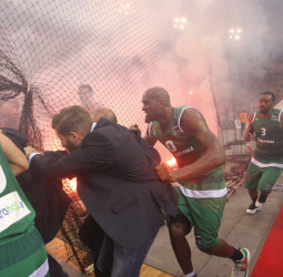 [2-3] Panathinaikos se proclama campéon de la liga griega en un final lleno de incidentes (51-66)