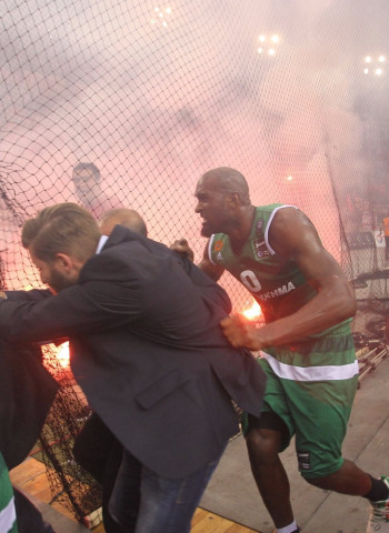 [2-3] Panathinaikos se proclama campéon de la liga griega en un final lleno de incidentes (51-66)