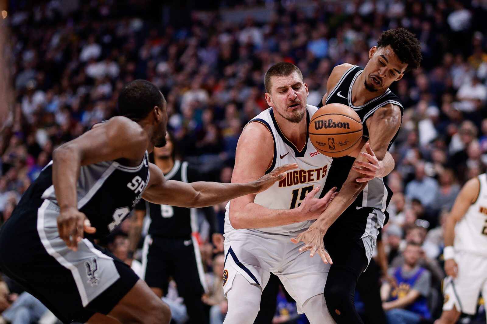 Ganan los Spurs ante un tremendo duelo entre Wembanyama y Jokic, 113-110