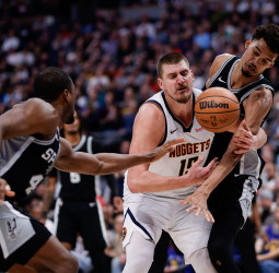 Ganan los Spurs ante un tremendo duelo entre Wembanyama y Jokic, 113-110