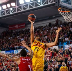 Jabari Parker decanta el partido al lado del Barcelona, 77-87