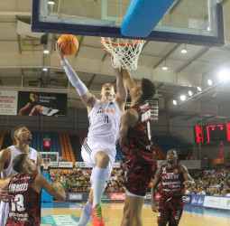 El Real Madrid remonta ante Varese, 83-79