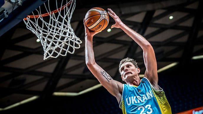 Ucrania se estrena de la mano de Pustovyi y Lukashov (81-88)