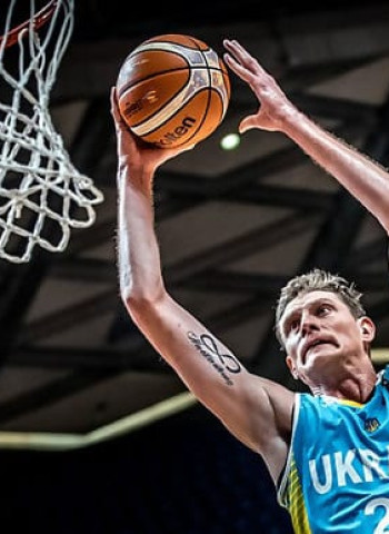 Ucrania se estrena de la mano de Pustovyi y Lukashov (81-88)