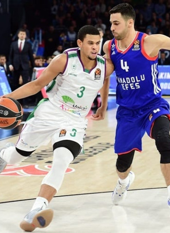 El Unicaja se lleva la victoria ante Anadolu Efes (74-79)