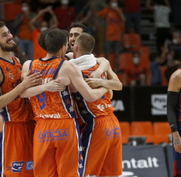 La Fonteta empuja para sumar el primer punto de cuartos (87-86)