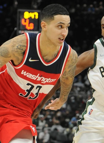Kyle Kuzma a los Bucks, Middleton a los Wizards