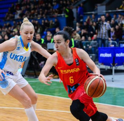 España vence en el partido más difícil de la clasificación (68-72)