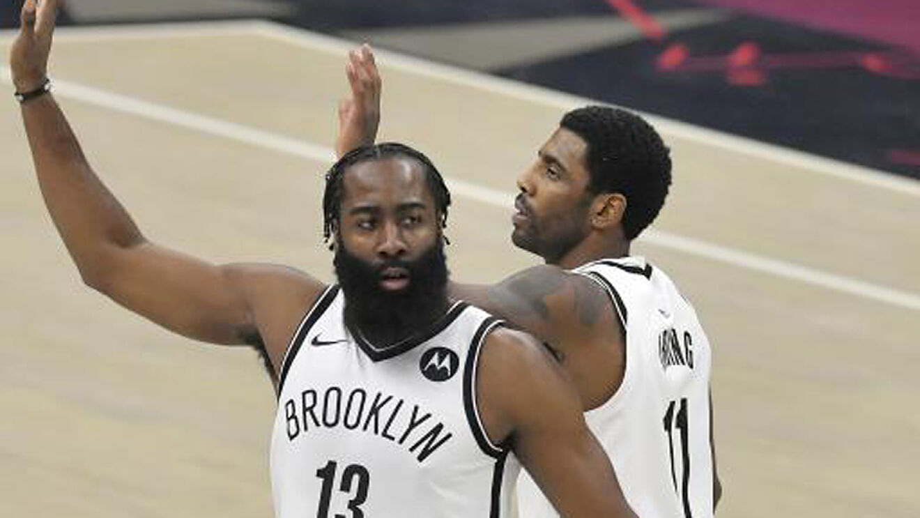 Los Nets negocian la renovaciones de Irving y Harden