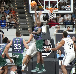 Un Unicaja superior doblega al Real Madrid y se corona campeón de la Supercopa (80-90)