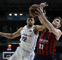 El Baskonia se lleva la victoria en un final de partido agónico (88-95)