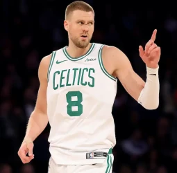 Porzingis aterriza en los Hawks en un traspaso a tres bandas