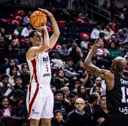 Un triple de Harding da el triunfo al BAXI Manresa en Turquía, 76-77