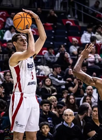 Un triple de Harding da el triunfo al BAXI Manresa en Turquía, 76-77