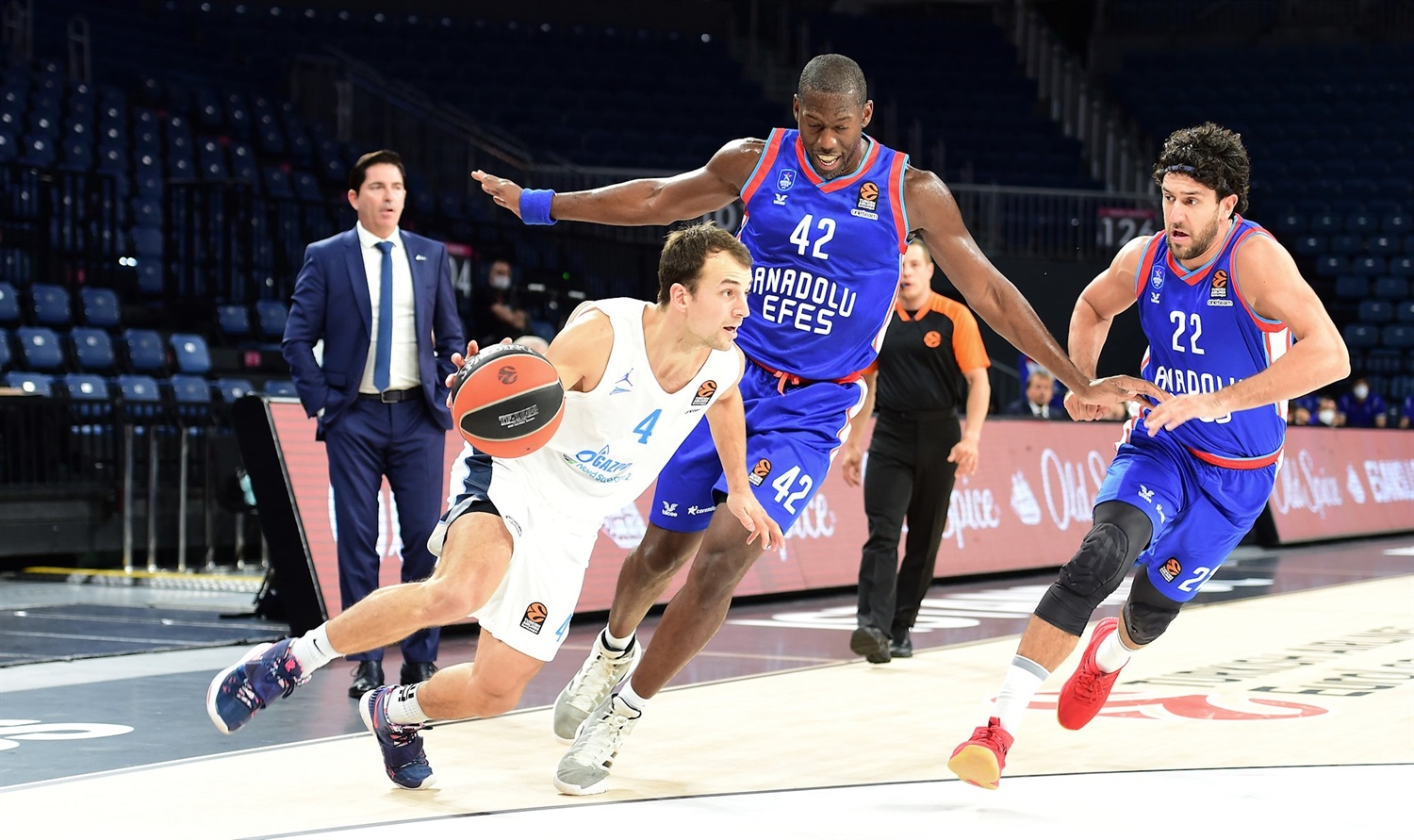 El Zenit St. Petersgburg sorprende al Anadolu Efes (69-73)
