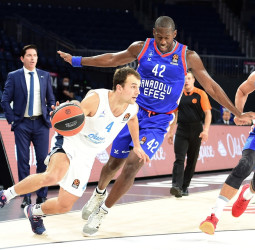 El Zenit St. Petersgburg sorprende al Anadolu Efes (69-73)