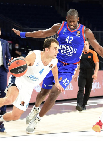 El Zenit St. Petersgburg sorprende al Anadolu Efes (69-73)