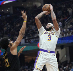 Anthony Davis marca el camino de los Lakers