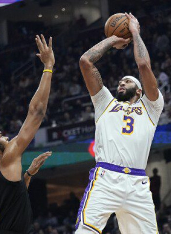 Anthony Davis marca el camino de los Lakers
