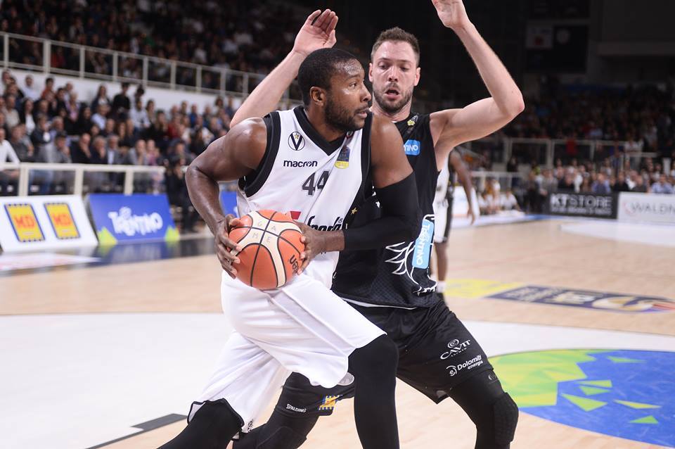 Virtus Bolonia quiere la renovación de Marcus Slaughter