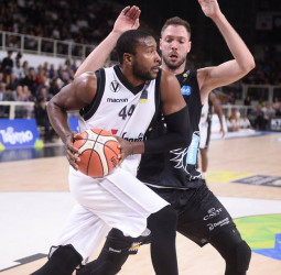 Virtus Bolonia quiere la renovación de Marcus Slaughter