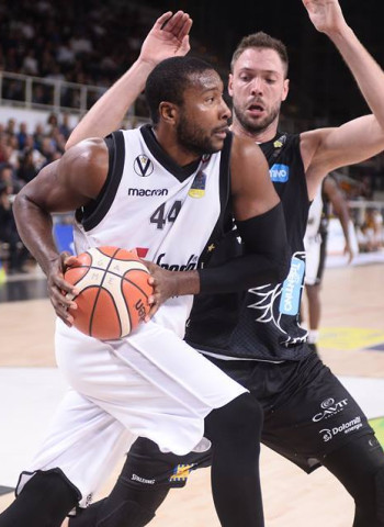 Virtus Bolonia quiere la renovación de Marcus Slaughter
