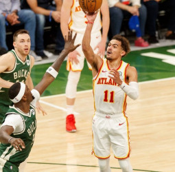 Trae Young lidera la primera victoria ante los Bucks (113-116) [0-1]