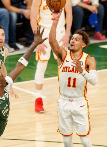 Trae Young lidera la primera victoria ante los Bucks (113-116) [0-1]