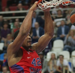 Kyle Hines y Ekpe Udoh, MVP`s de la jornada 2 de playoffs