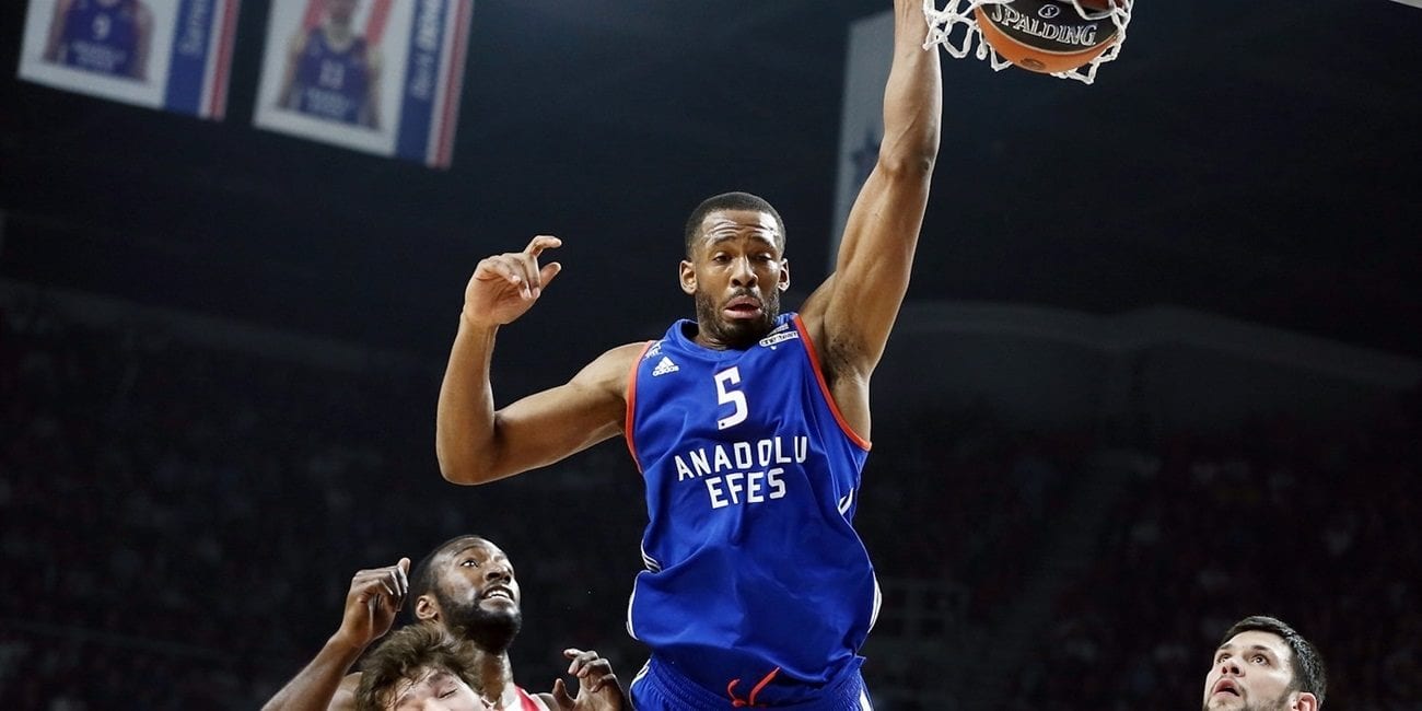 [1-2] El Anadolu Efes pone contra las cuerdas al Olympiacos (64-60)