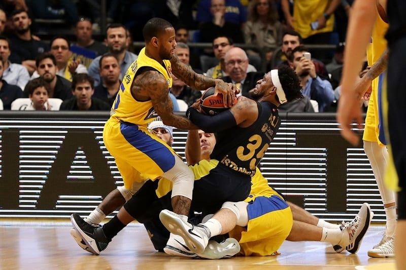 El Maccabi muestra su pegada ante el Fenerbahce (82-73)
