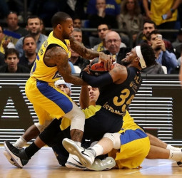 El Maccabi muestra su pegada ante el Fenerbahce (82-73)