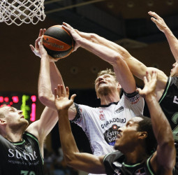 Al Monbus Obradoiro se le escapa el partido en los segundos finales (77-78)