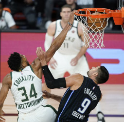 Los Bucks sacan adelante el partido con sufrimiento (121-106) [3-1]
