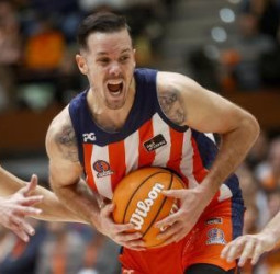 Ennis y Hakansson despiertan al UCAM Murcia tras el descanso (78-86)