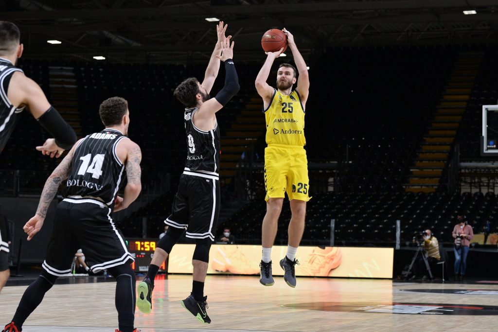 Adams destroza la constancia tricolor (92-81)