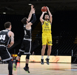 Adams destroza la constancia tricolor (92-81)