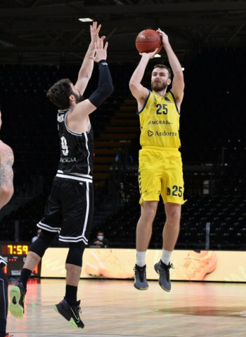 Adams destroza la constancia tricolor (92-81)