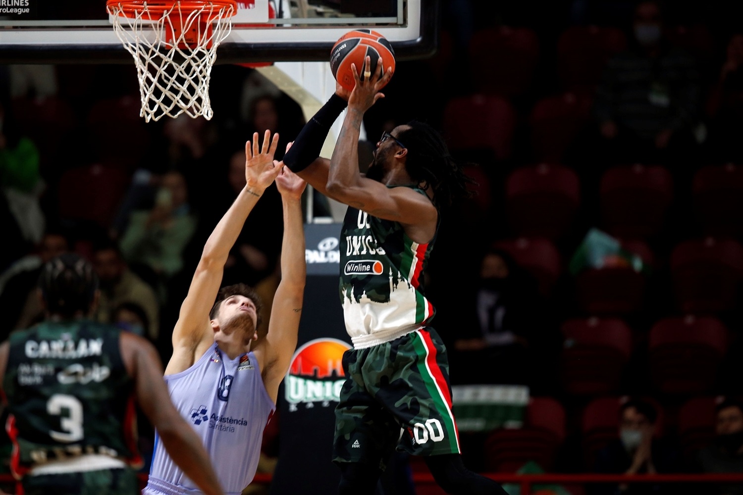 Los Brown`s llevan al UNICS a la primera victoria de su historia sobre el Barcelona (70-64)