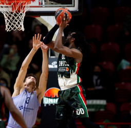 Los Brown`s llevan al UNICS a la primera victoria de su historia sobre el Barcelona (70-64)