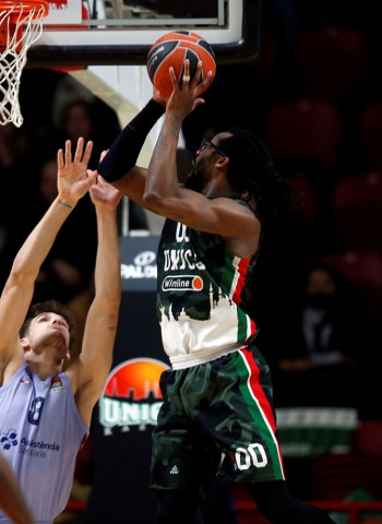 Los Brown`s llevan al UNICS a la primera victoria de su historia sobre el Barcelona (70-64)