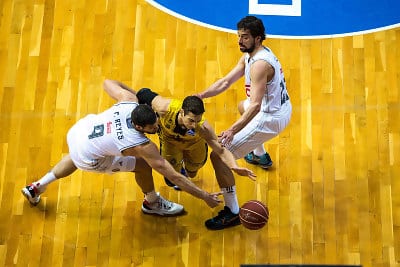 Iberostar Tenerife somete al Real Madrid a base de triples (93-84)
