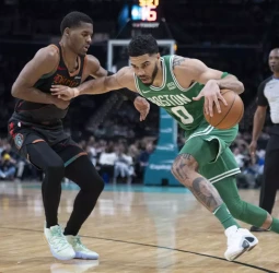 Sam Hauser guía el camino de los Celtics