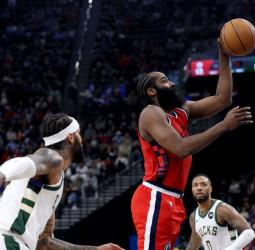 Harden marca la diferencia ante los Bucks, 117-127