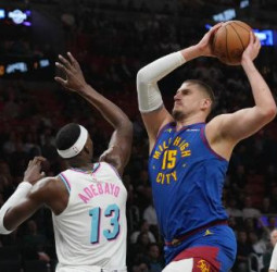 La costumbre de Jokic por hacer triple-dobles ante los Heat, 133-113