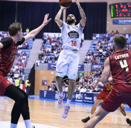 Kassius Robertson entrará en la carrera por el título de máximo anotador este sábado