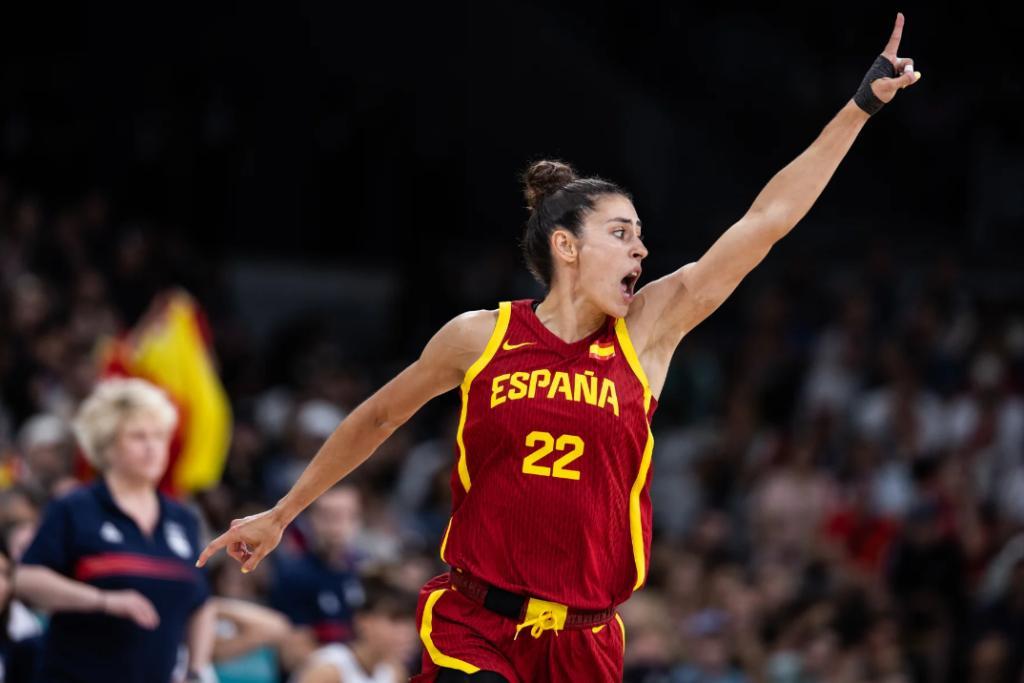 España no da opción a Serbia y va a París invicta, 70-62