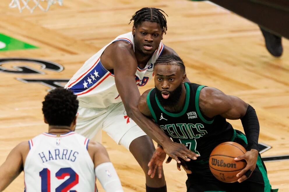 Los Celtics superan a unos mermados Sixers a pesar del expulsión de Tatum