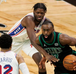 Los Celtics superan a unos mermados Sixers a pesar del expulsión de Tatum