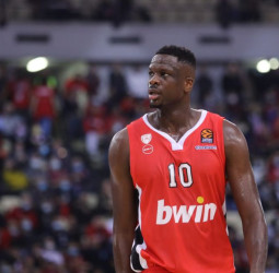Olympiacos y Moustapha Fall negocian un acuerdo de renovación
